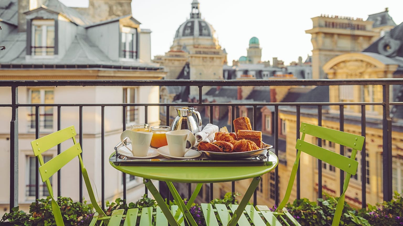 Balcon parisien avec vue sur les dômes - Nicolas Jeffs