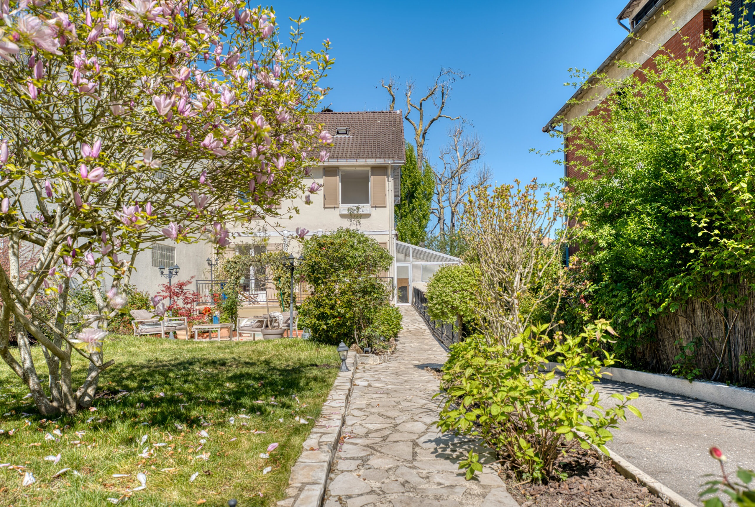 Jardin de la maison à vendre à Sèvres