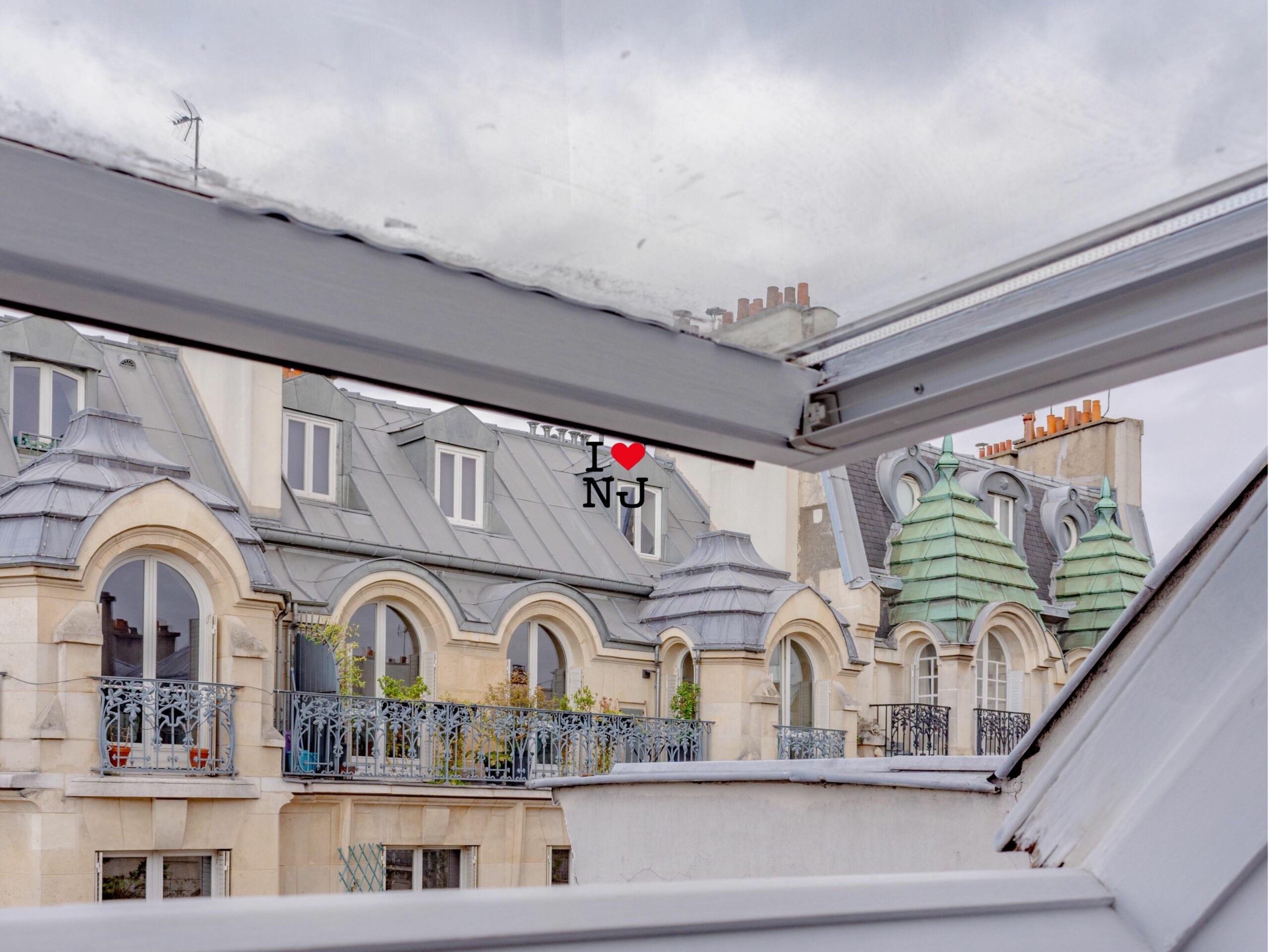 Intérieur du studio rue de Clichy Paris 9e
