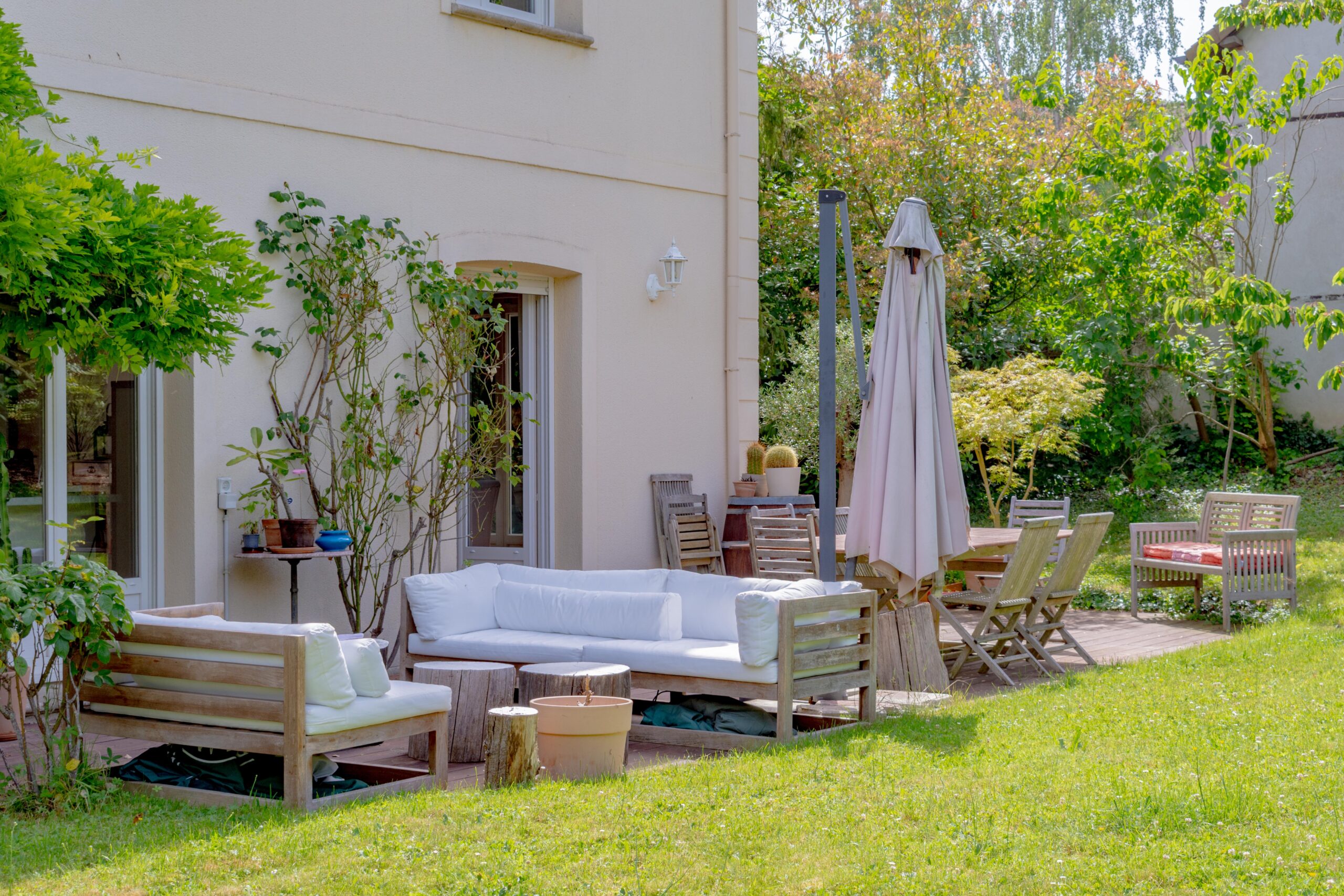 Terrasse et jardin arboré de la maison