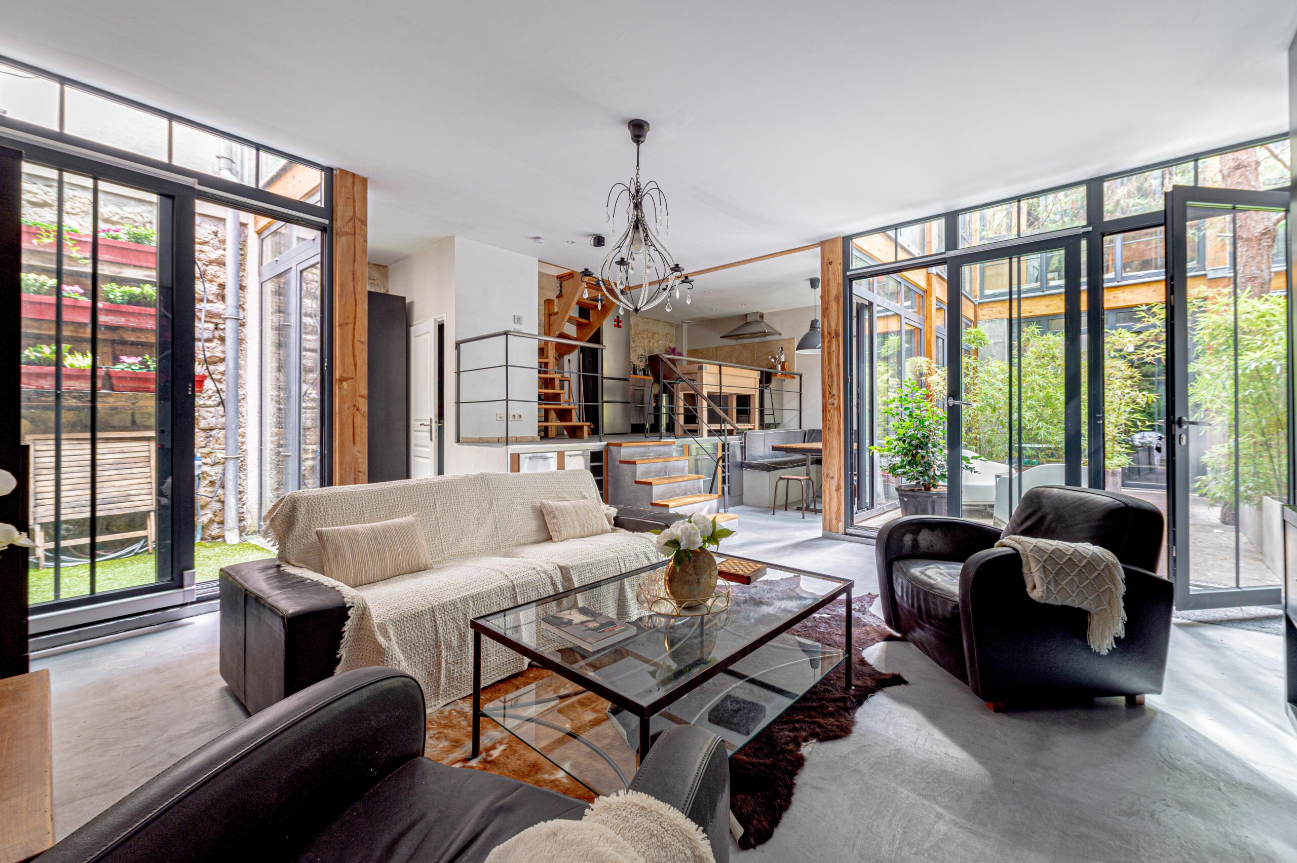Loft familial avec patio près des Halles Secrétan Paris 19e