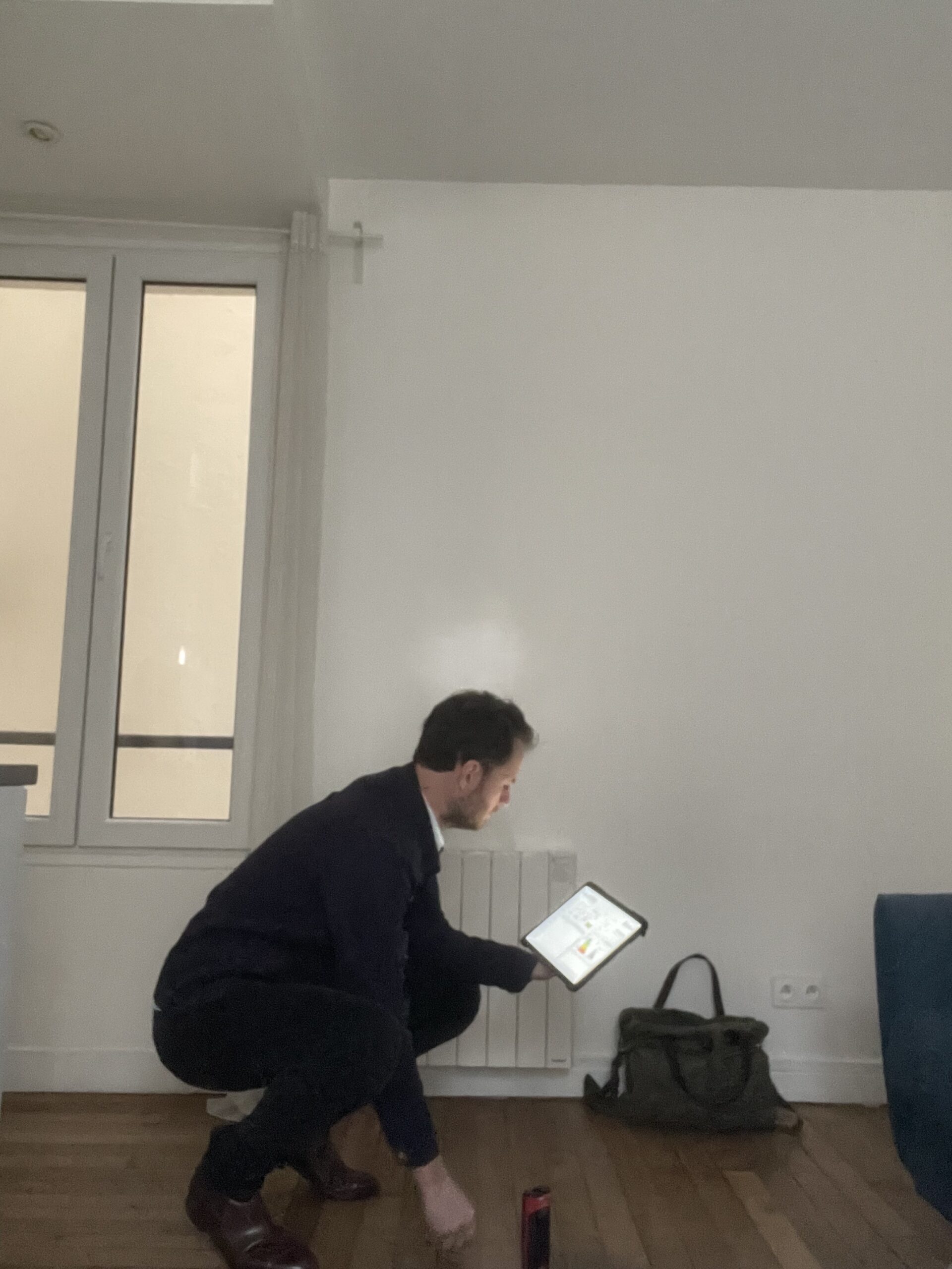 Nicolas Jeffs réalisant un diagnostic énergétique dans un logement