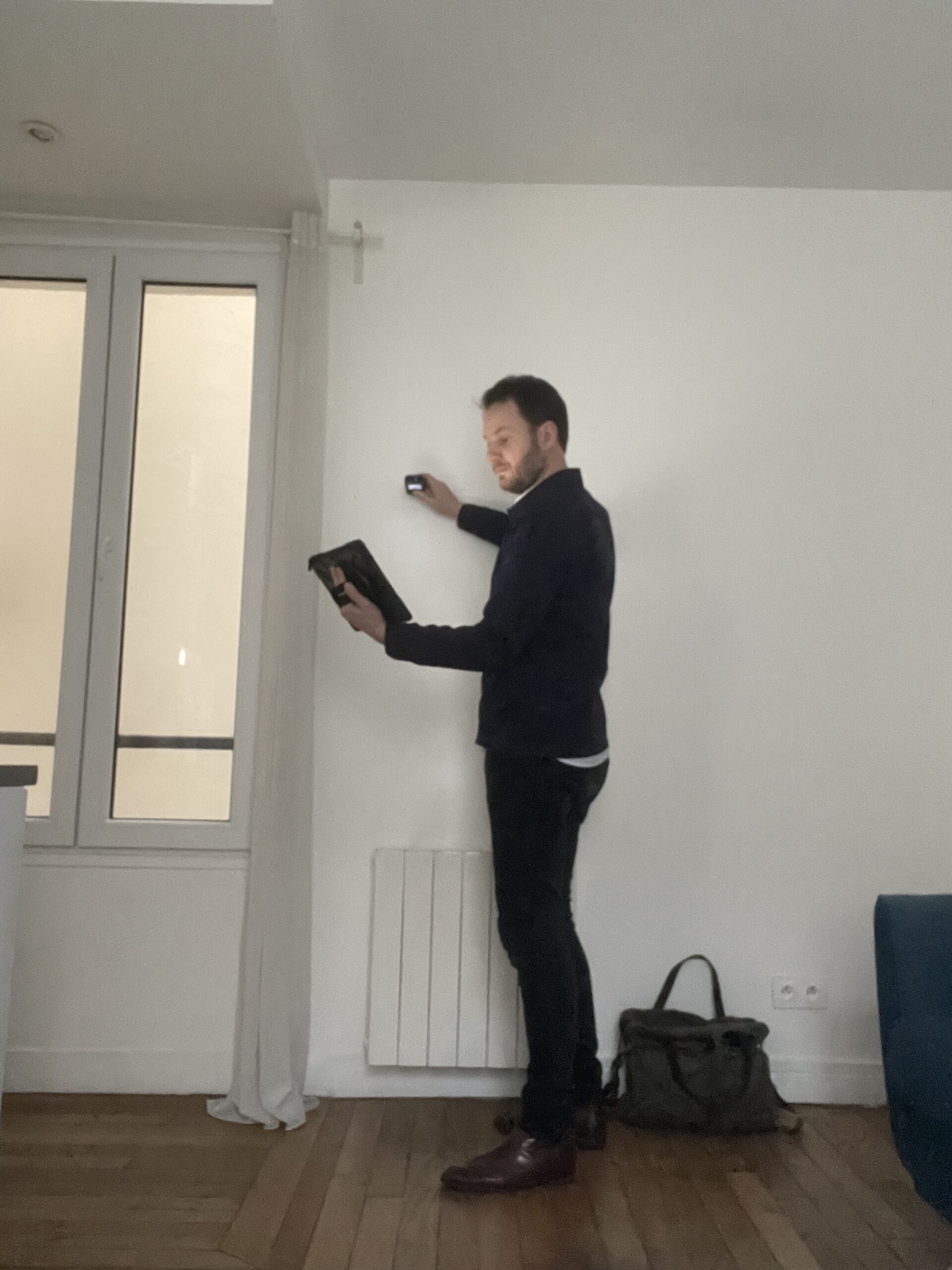 Nicolas Jeffs contrôlant les caractéristiques énergétiques d'un appartement