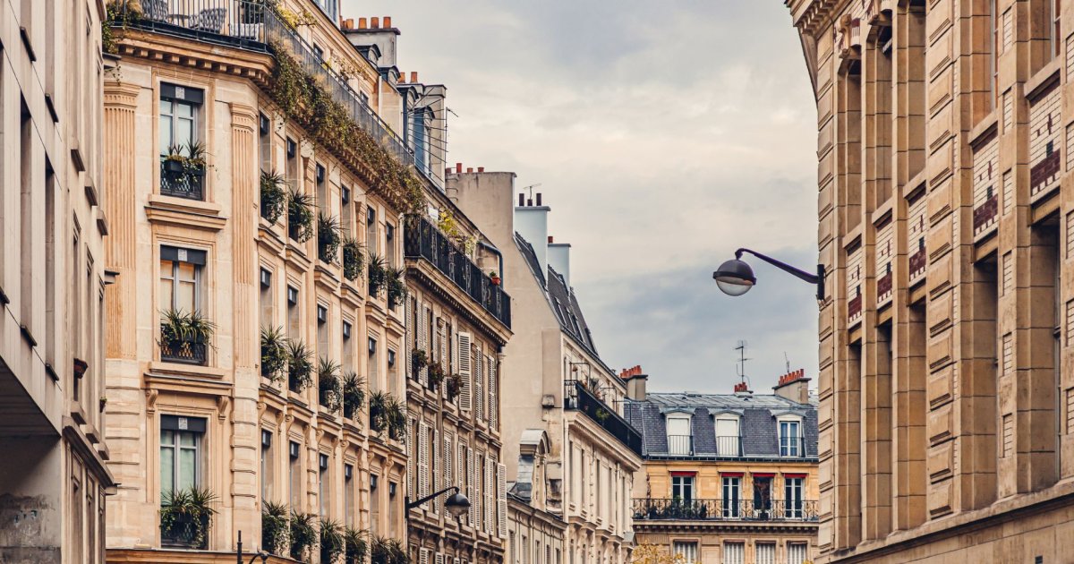 Rue parisienne et achat immobilier à Paris