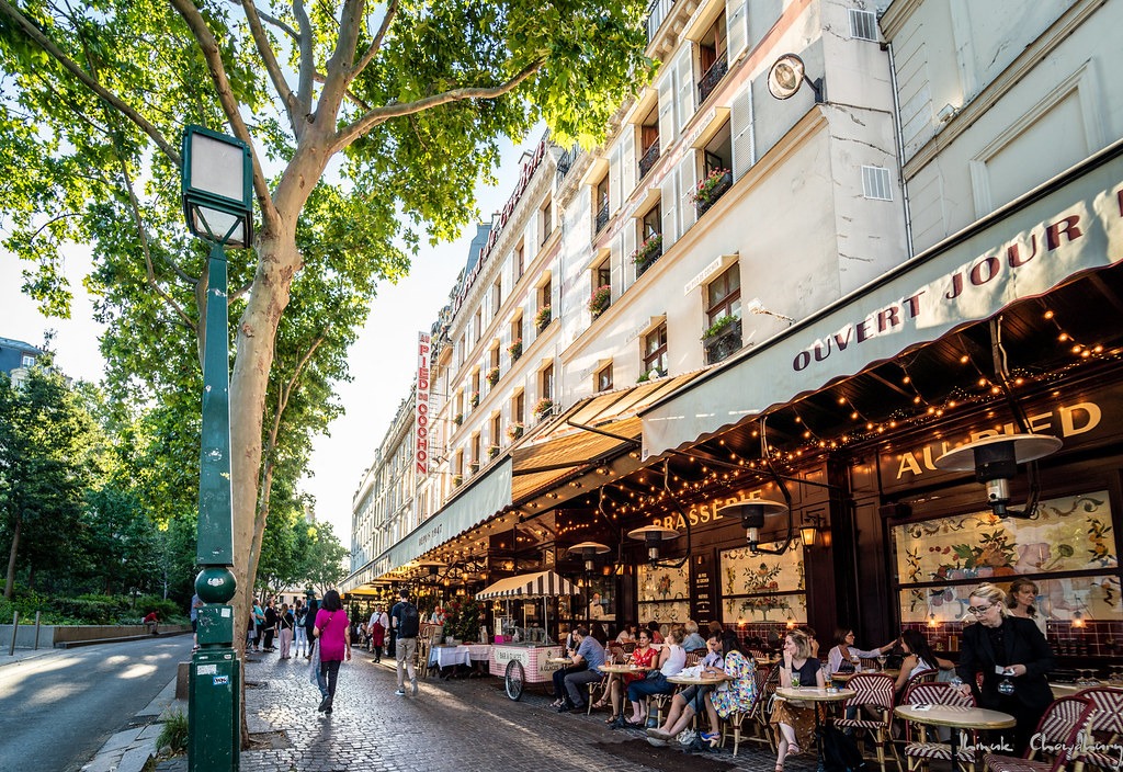 Rue Coquillière dans le quartier des Halles à Paris