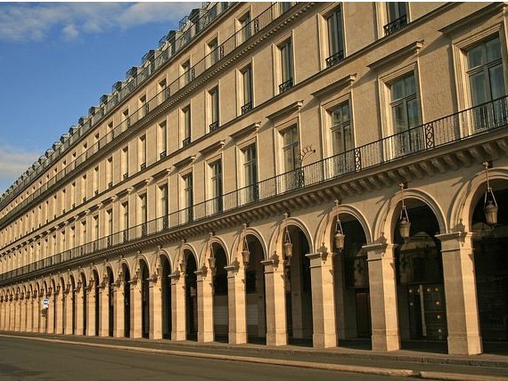 Louvre et quai du Louvre à Paris 1er