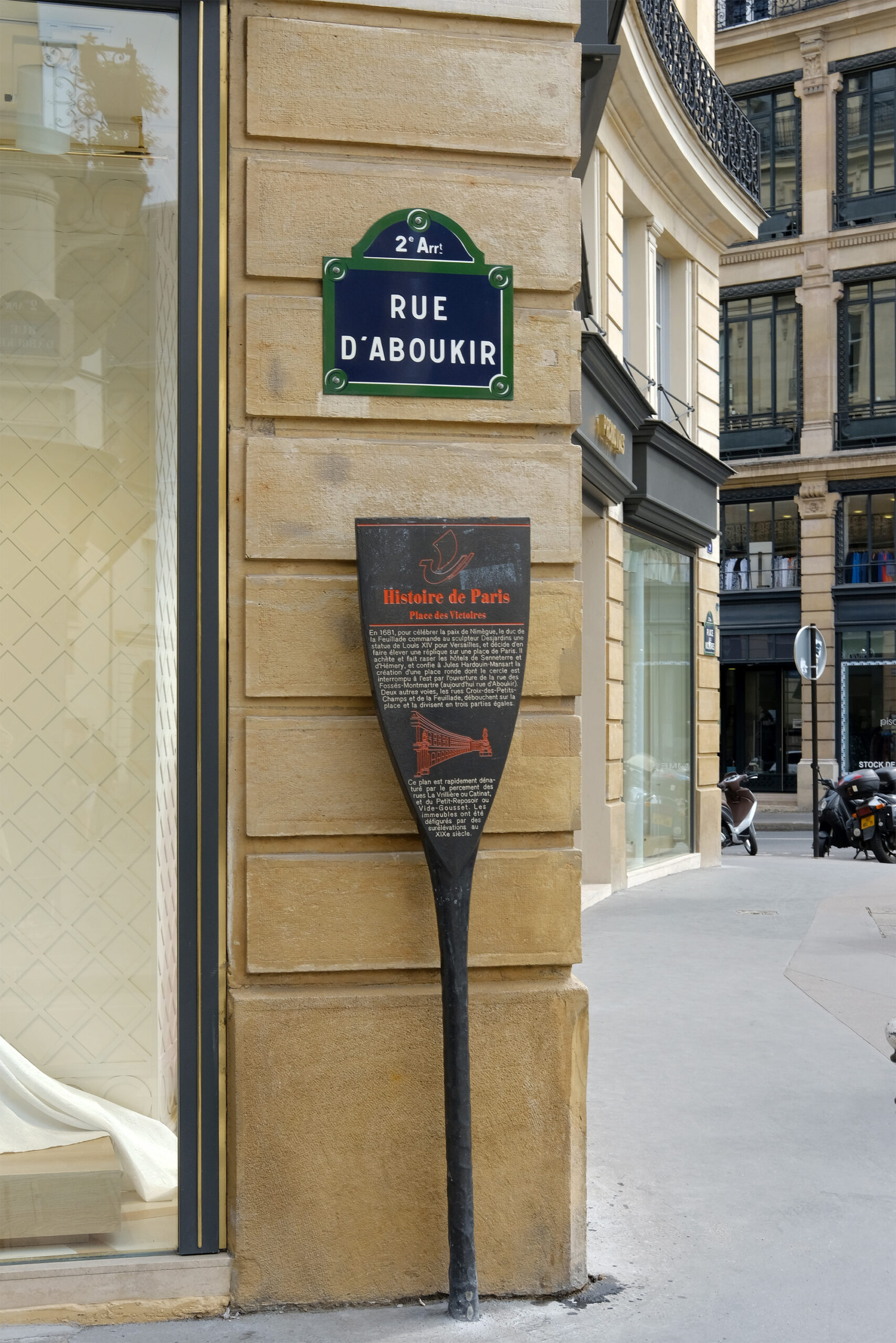 Rue d'Aboukir près de Place des Victoires