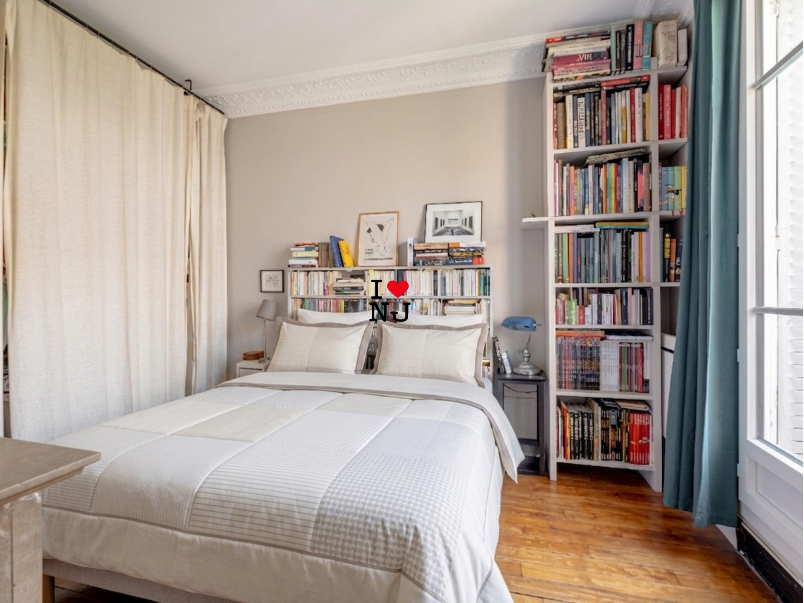 Séjour lumineux avec parquet dans l’appartement
