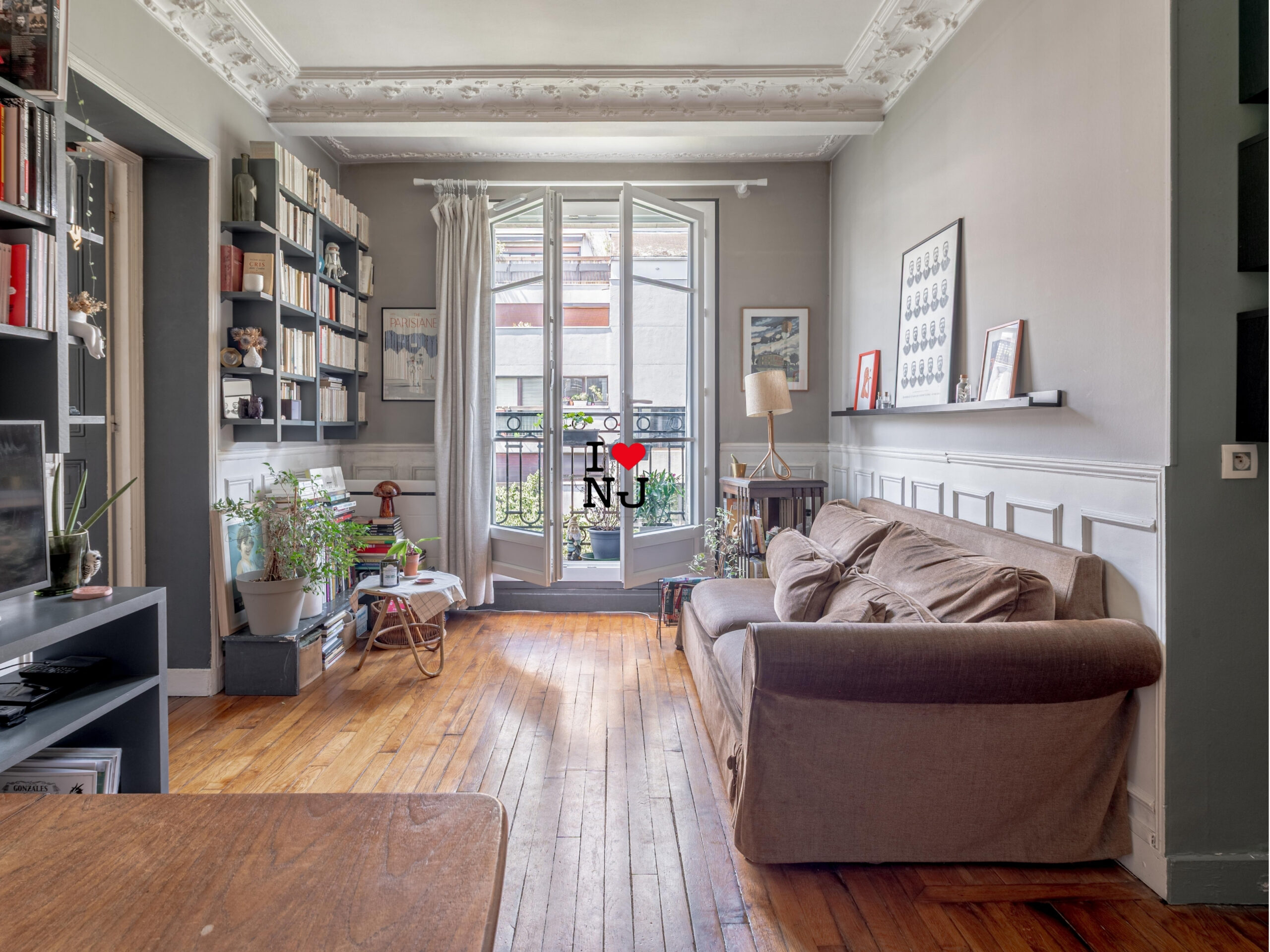 Séjour avec parquet et moulures