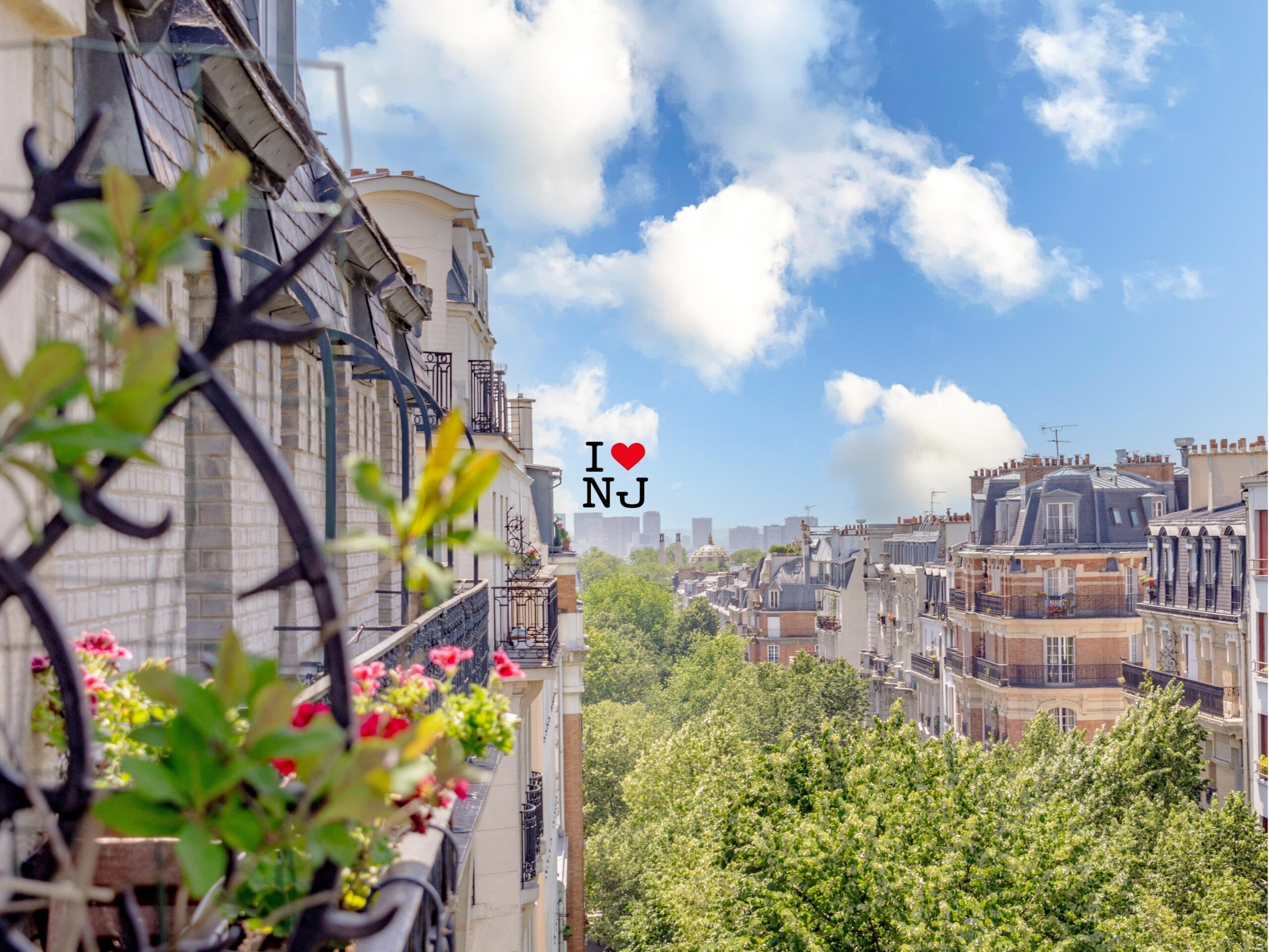 Vue dégagée sur les toits depuis l’appartement