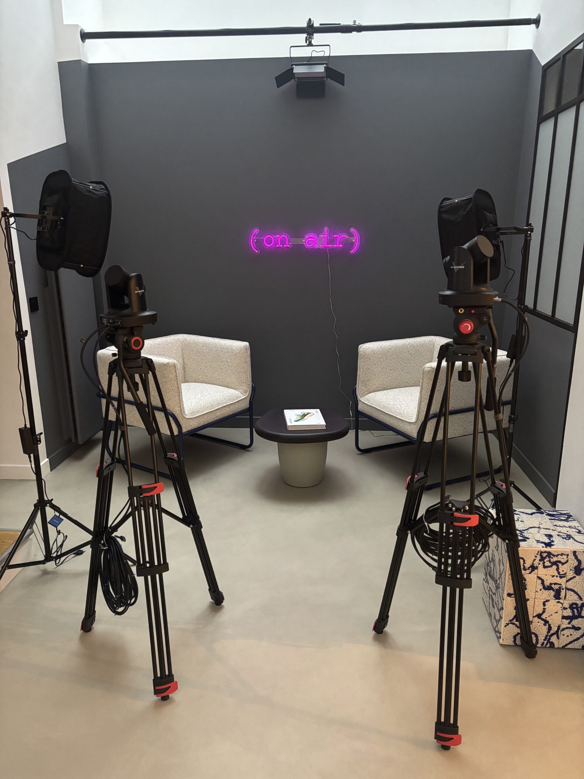 Interview d'un dirigeant dans le studio ImmoStory à Paris
