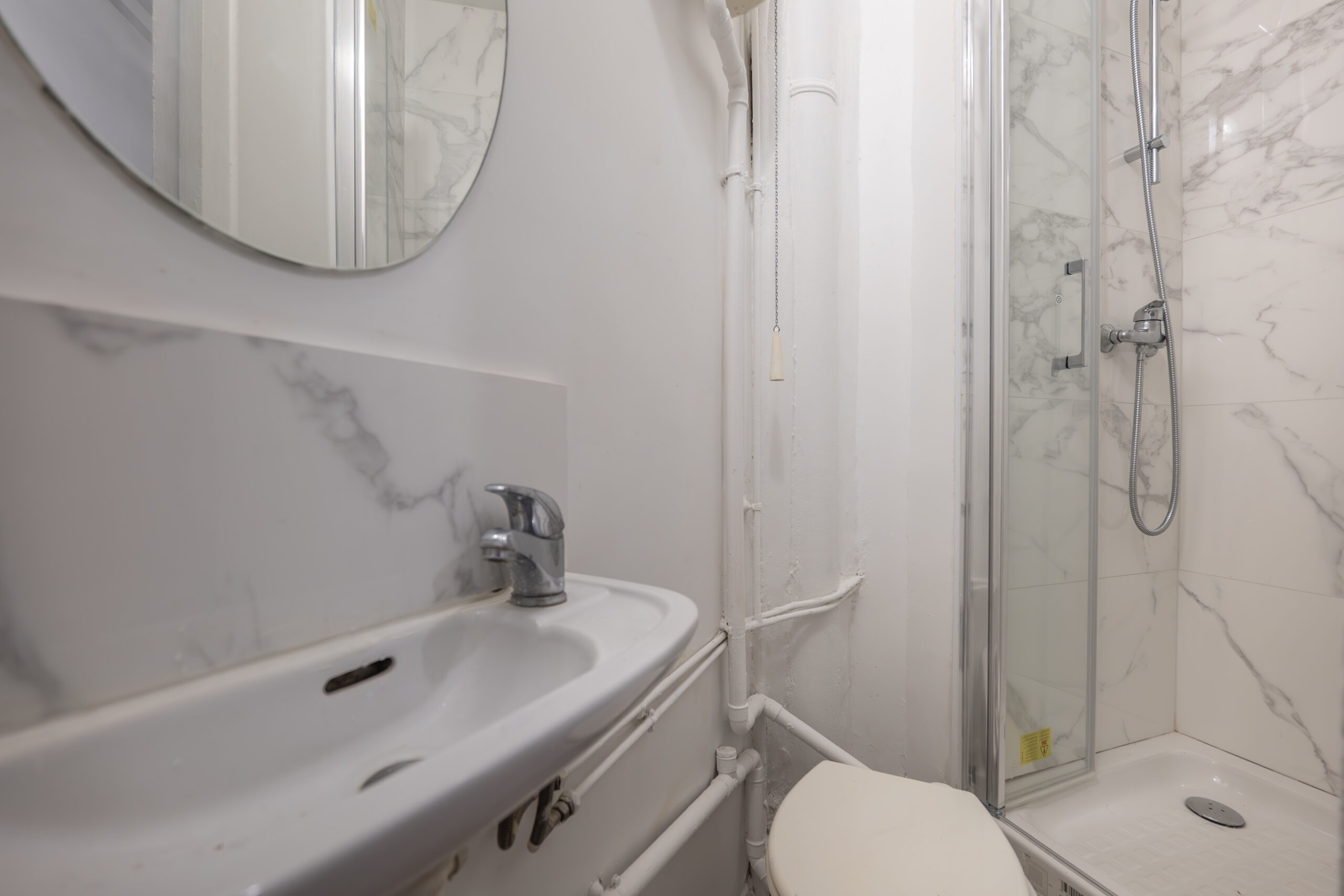 Petite salle de bains de l’appartement rue des Pyrénées